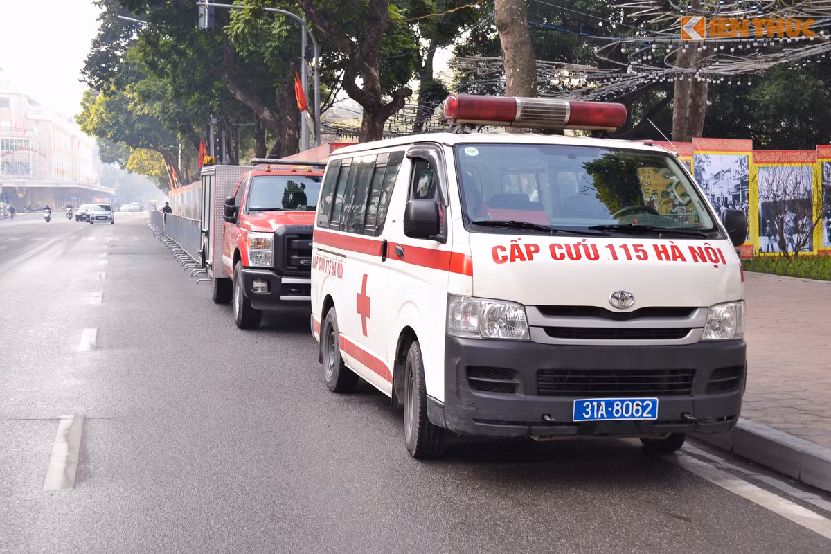 và xe cấp cứu 115 để đảm bảo an toàn trước, trong và sau khi bắn pháo hoa. Ảnh: Hồng Liên
