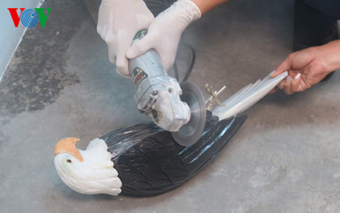 1,84 kg cocain, trị giá hơn 5 tỷ đồng được cất giấu tinh vi trong 4 tượng con chim đại bàng bằng đá tự nhiên.