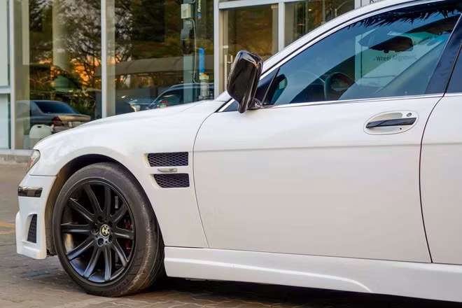 Vành xe sơn đen mờ, bên trong là kẹp phanh thể thao màu đỏ. Cạnh hốc bánh sau được cắt các khe tản nhiệt cỡ lớn.