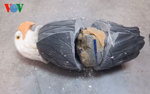 Bằng thủ đoạn khoan rỗng ruột các tượng, nhét ma tuý bên trong...