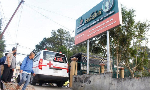 Đúng 16h20 chiều 4/2, thi thể nữ doanh nhân Hà Linh về tới cổng nhà - Ảnh: C.Thành