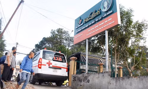 Đúng 16h20 chiều 4/2, thi thể nữ doanh nhân Hà Linh về tới cổng nhà - Ảnh: C.Thành