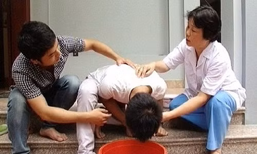 Cách xử lý ngộ độc thường gặp ngày Tết tại nhà Cach xu ly ngo doc thuong gap ngay Tet tai nha