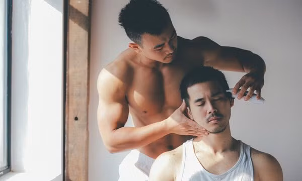 Chum anh tinh yeu dong tinh cua 2 mau nam dien trai gay sot