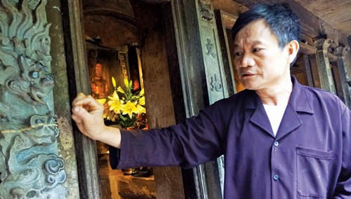 Bác Dương Đình Thanh giới thiệu khu vực đền Trần.