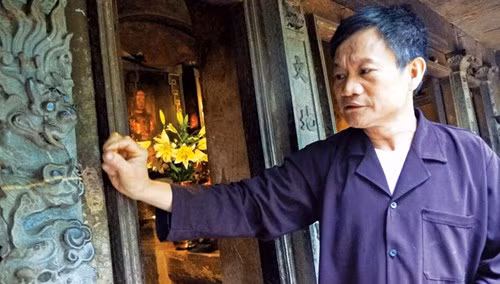 Bác Dương Đình Thanh giới thiệu khu vực đền Trần.