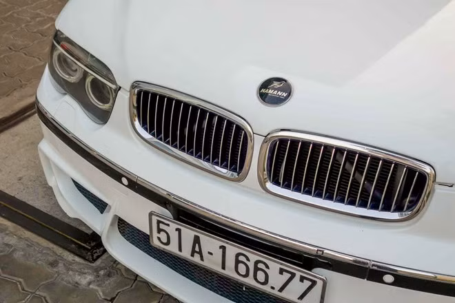 Tản nhiệt trước mạ chrome, vẫn theo phong cách hai quả thận đặc trưng trên BMW. Logo BMW được thay thế bằng logo Hamann.