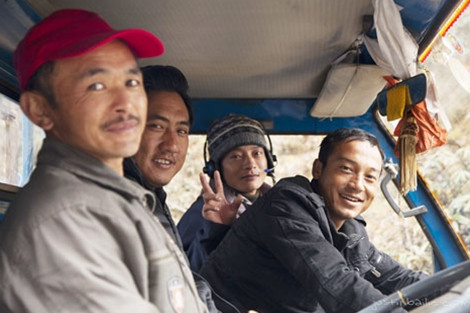 La doi chon dan ong qua dem voi nhieu co gai khong can cuoi