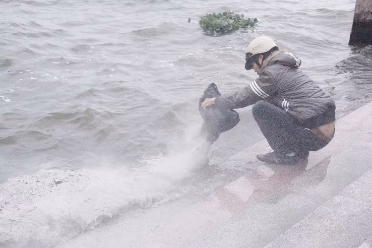Tuy nhiên, ngoài việc thả cá, nhiều người dân còn mang cả tro vàng mã, chân hương,... ra hồ thả. Gió lớn khiến bụi bay khắp nơi, còn nước hồ đục ngàu một khoảng.