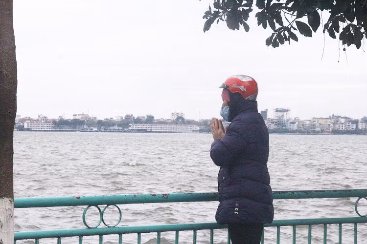 Một số người sau khi thả cá xong sẽ chắp tay khấn vái cầu mong một điều gì đó.