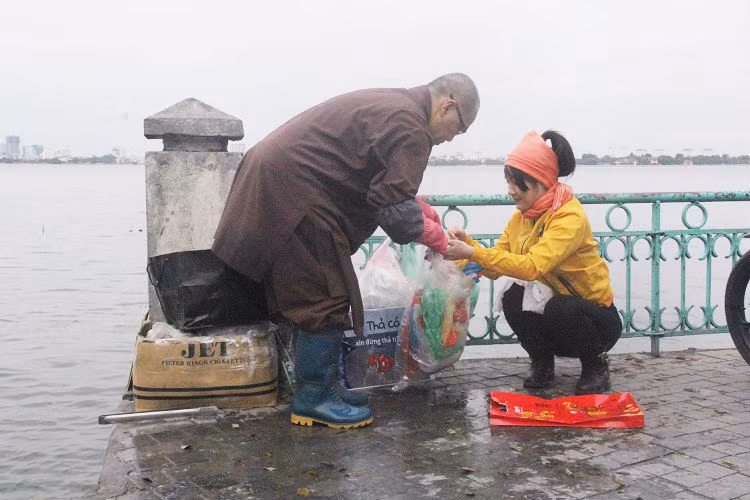 Rồi thu túi nilon người dân đã dùng xong để tránh vất rác bừa bãi.