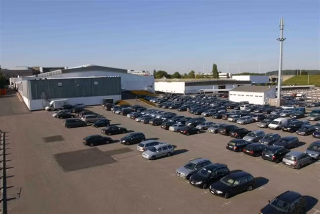 6. Đỗ xe một cách có ý thức. Xe của người khác cũng cần một chỗ đỗ lý tưởng như xe của bạn. Nếu không gian quá chật chội để mở cửa thoải mái, hãy tìm một số khác.