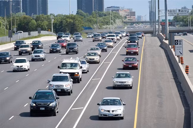 10. Chuyển làn một cách an toàn. Bạn bị đi quá nơi cần đến? Bạn cần rẽ phải trong khi đang ở làn trái? Đừng rẽ ngang qua đường, hoặc tạt đầu xe khác, chờ cho đến chỗ rẽ tiếp theo, quay lại và đi đến nơi bạn cần tới. Nó có thể cứu được mạng sống của bạn và cả những người khác nữa.