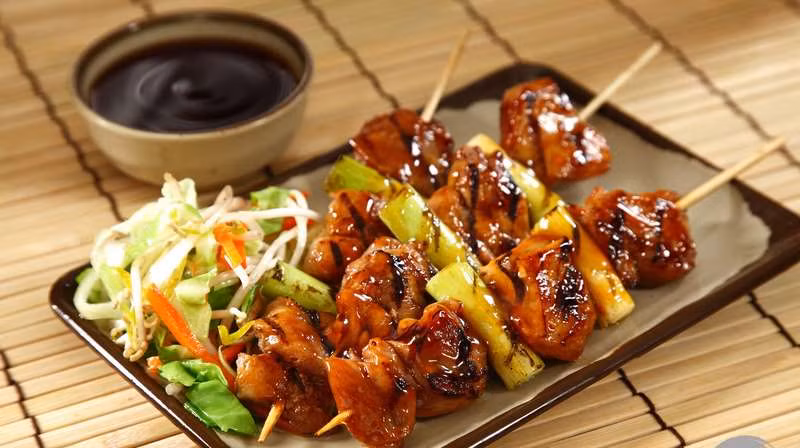Yakitori hay thịt gà xiên nướng là món ăn phổ biến ở Nhật Bản. Gia vị của món này gồm có xì dầu, rượu, mật ong hoặc đường.