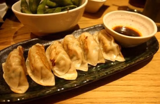 Có xuất xứ từ Trung Quốc, nhưng sủi cảo gyoza đã được người Nhật cải biến theo một phong cách riêng. Thành phần của món ăn gồm bột mỳ, thịt lợn, bắp cải, tỏi...