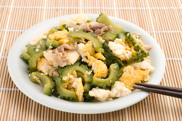 Đơn giản là món mướp đắng xào nhưng Chanpuru lại có cách chế biến vô cùng thú vị. Món ăn được chế biến từ quả mướp đắng Nhật, đậu phụ non, rau và một số loại thịt, cá khác.