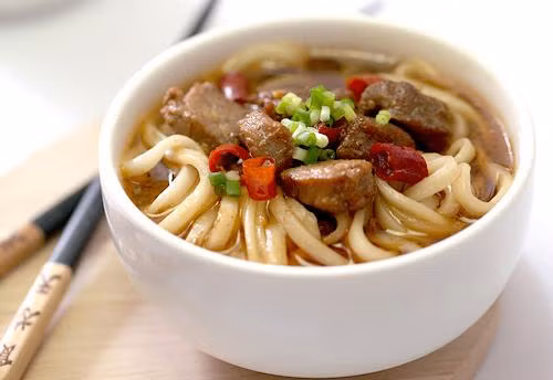 Được làm từ bột lúa mỳ, mỳ Udon có sợ to và dày. Đây là món ăn được hầu hết người Nhật yêu thích trong các bữa ăn.