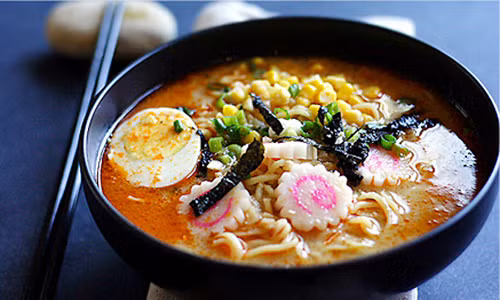 Ramen là món mỳ quốc hồn quốc túy của đất nước mặt trời mọc. Người Nhật bắt đầu ăn món mỳ này vào năm 1910. Nó bao gồm lúa mì với nước tương, thịt heo, cá, dưa chua, rau bina.
