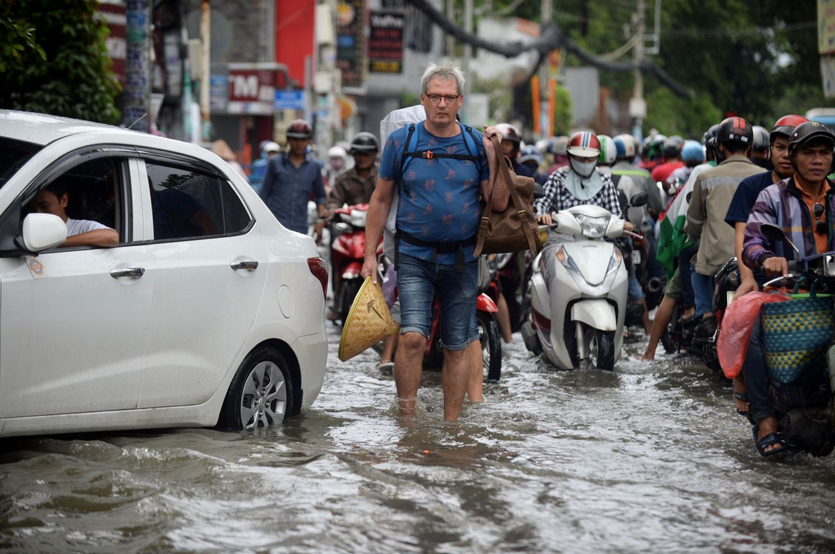 Nhiem trung, viem da do loi nuoc cong ngap sau mua bao