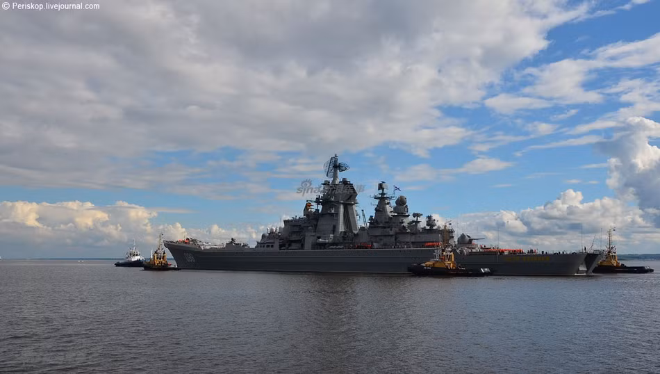 Con tàu được trang bị kho vũ khí "khổng lồ" mà không một chiến hạm châu Âu nào địch lại nổi, gồm: 20 tên lửa hành trình chống hạm siêu thanh P-700 Granit; 48 tên lửa phòng không S-300FM; 128 đạn tên lửa phòng không 9K95 Tor; 40 quả tên lửa Osa-MA; hai pháo hạm 130mm nòng kép; 6 tổ hợp pháo - tên lửa phòng không Kashtan-M; 3 bệ phóng bom chống ngầm RBU và 10 ống phóng ngư lôi 533mm. Nguồn ảnh: Sina