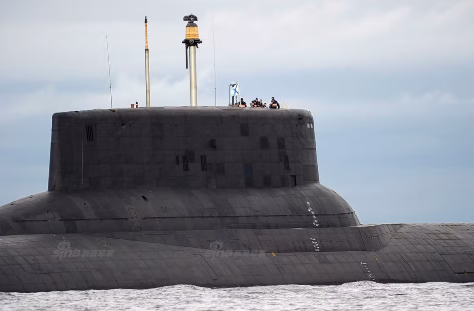 Dmitriy Donskoy thuộc Project 941 Akula (NATO gọi là lớp Typhoon) có kích cỡ to ngang một tàu sân bay hạng trung, dài 175m, mang 20 tên lửa xuyên lục địa. Nguồn ảnh: Sina