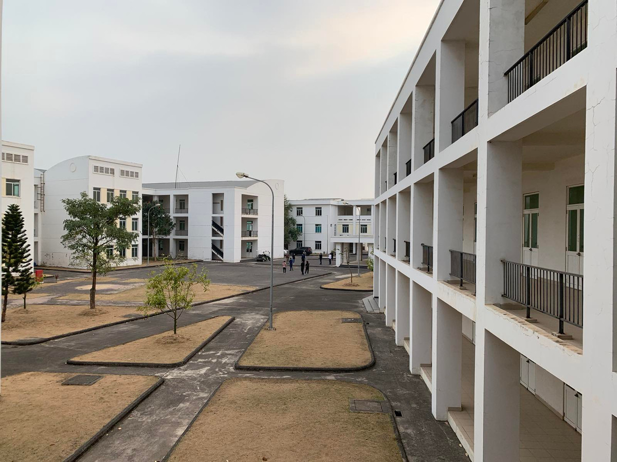 Chia sẻ về quyết định hỗ trợ tỉnh Hải Dương cơ sở vật chất để xây dựng BVDC, bà Vũ Thị Cẩm Trang – Phó Chủ tịch, Tổng Giám đốc Sun Group Vùng Thủ đô cho biết: “Là một doanh nghiệp Việt Nam, Sun Group không thể đứng ngoài cuộc khi đất nước cần. Việc xây dựng BVDC Hải Dương được chúng tôi quyết định khá nhanh chóng, khi chứng kiến tình hình dịch Covid-19 diễn biến ngày càng phức tạp tại địa bàn tỉnh. Cũng như BVDC Tiên Sơn, chúng tôi mong rằng BVDC tại Hải Dương sẽ không có cơ hội được sử dụng đến”.