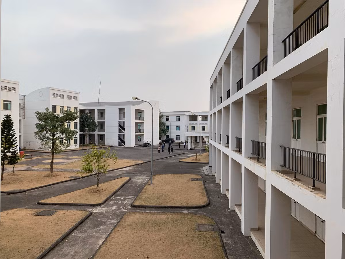 Chia sẻ về quyết định hỗ trợ tỉnh Hải Dương cơ sở vật chất để xây dựng BVDC, bà Vũ Thị Cẩm Trang – Phó Chủ tịch, Tổng Giám đốc Sun Group Vùng Thủ đô cho biết: “Là một doanh nghiệp Việt Nam, Sun Group không thể đứng ngoài cuộc khi đất nước cần. Việc xây dựng BVDC Hải Dương được chúng tôi quyết định khá nhanh chóng, khi chứng kiến tình hình dịch Covid-19 diễn biến ngày càng phức tạp tại địa bàn tỉnh. Cũng như BVDC Tiên Sơn, chúng tôi mong rằng BVDC tại Hải Dương sẽ không có cơ hội được sử dụng đến”.