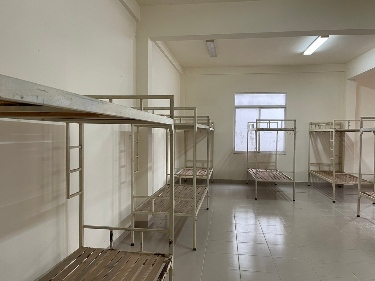 Trước đó, tỉnh Hải Dương đã xây dựng 2 BVDC trên địa bàn tỉnh, tại Trung tâm Y tế Chí Linh và Đại học Kỹ thuật Y tế Hải Dương. Trong sáng 29/1, khoảng 30 bệnh nhân COVID-19 đã được đưa vào BVDC đầu tiên đặt tại Trung tâm Y tế Chí Linh. 