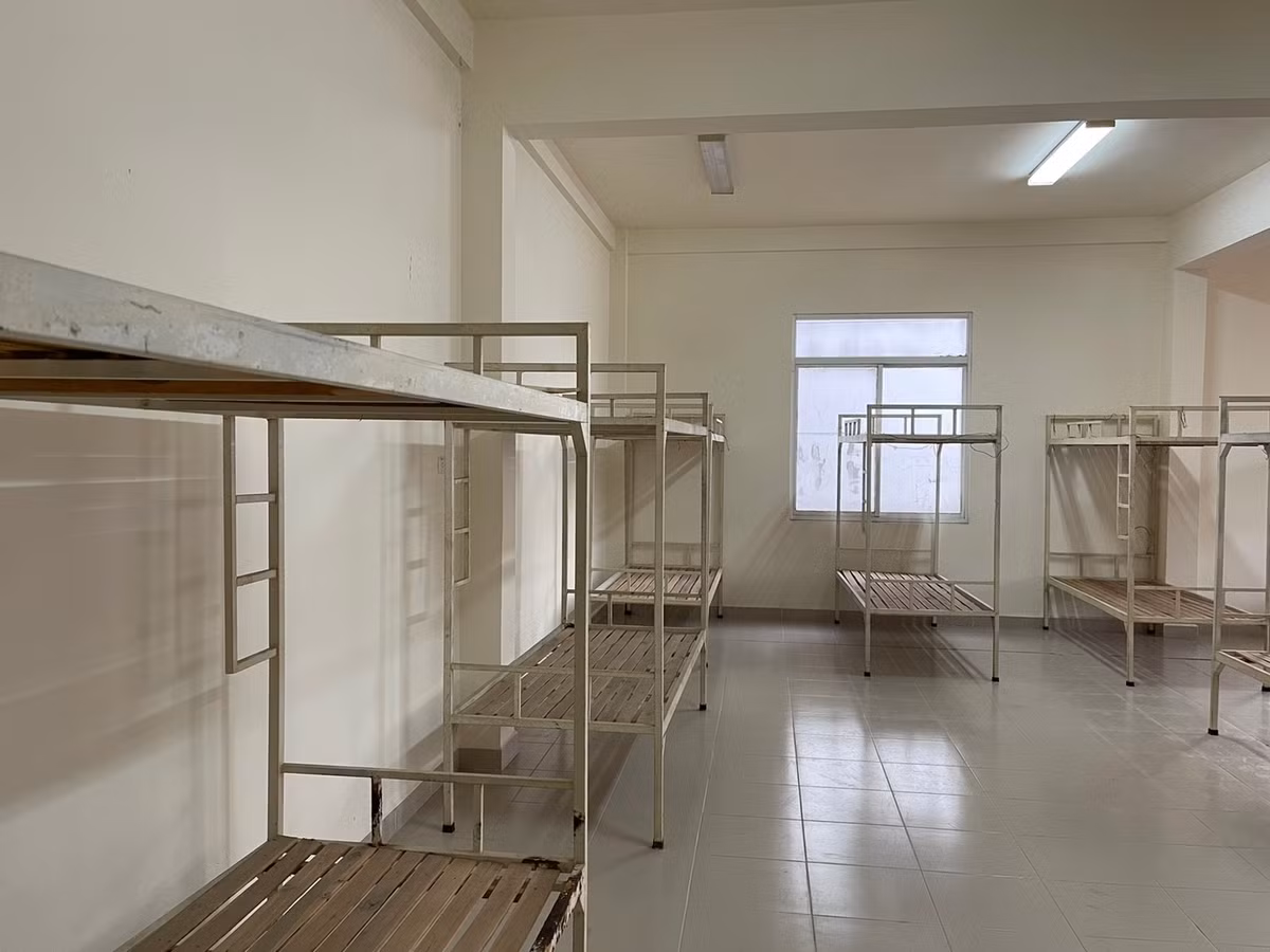 Trước đó, tỉnh Hải Dương đã xây dựng 2 BVDC trên địa bàn tỉnh, tại Trung tâm Y tế Chí Linh và Đại học Kỹ thuật Y tế Hải Dương. Trong sáng 29/1, khoảng 30 bệnh nhân COVID-19 đã được đưa vào BVDC đầu tiên đặt tại Trung tâm Y tế Chí Linh. 