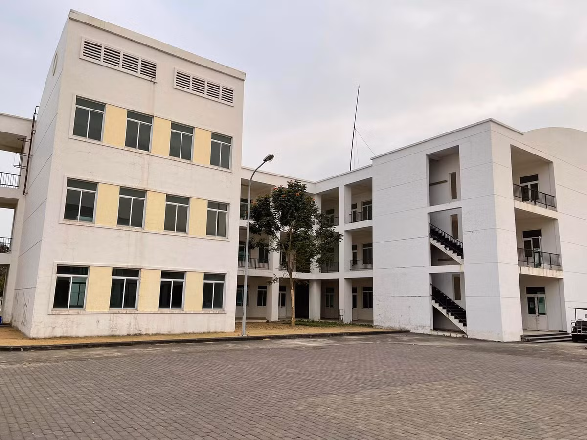 Được xây dựng từ năm 2007, Trường Đào tạo Nghề Việt Nam- Canada rộng khoảng 1,6ha, nằm biệt lập hoàn toàn với khu dân cư, do vậy có đủ điều kiện để đảm bảo tốt nhất việc giãn cách an toàn trong phòng chống dịch cũng như thuận tiện trong việc vận chuyển bệnh nhân và trang thiết bị y tế. Đặc biệt, trường đã có sẵn các khu chức năng, khá thuận lợi cho việc thiết kế và xây dựng BVDC đạt tiêu chuẩn.