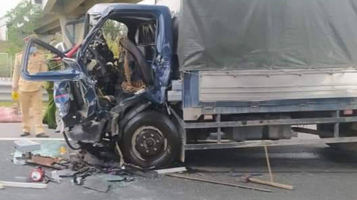 Xe tai tong duoi xe bon tren cao toc HN –HP, tai xe tu vong