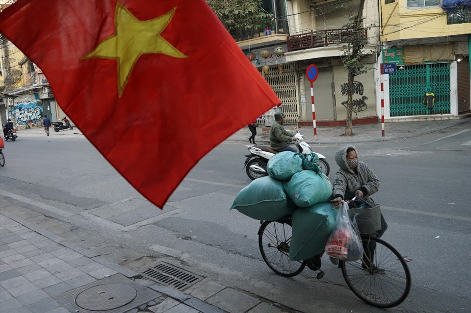 Những chuyến hàng, chuyến ve chai vẫn bon bon trên đường phố.