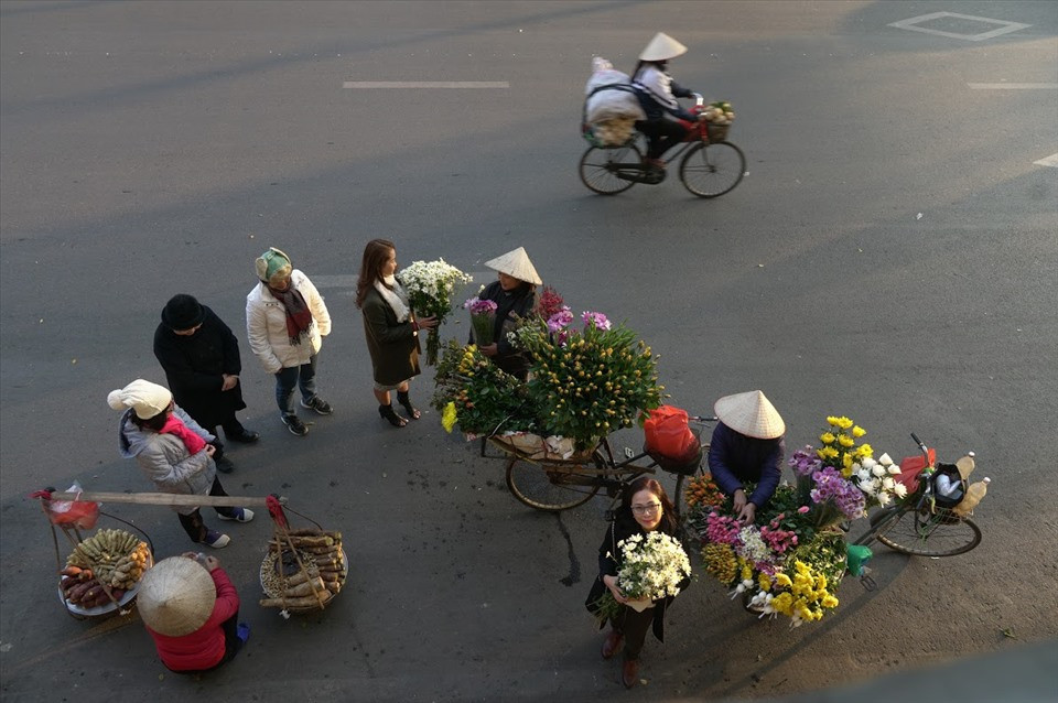 Dịp lễ tết, gánh hàng hoa nhộn nhịp hơn bởi nhiều người du xuân mua hoa chụp hình.