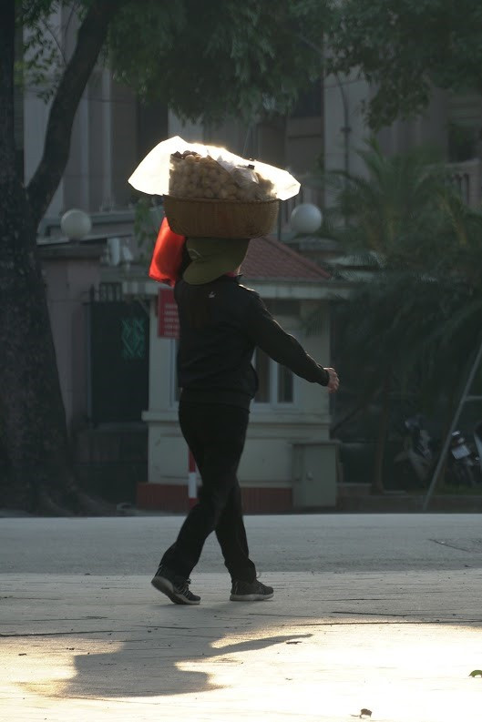 "Chúng tôi làm gì có ngày lễ", người bán bánh mì cười và nói.