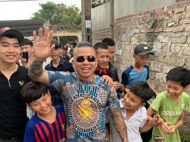 Nghi pham no sung vao xe Duong Minh Tuyen do chui nhau tren mang