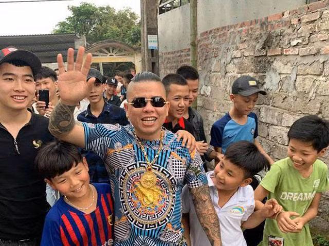 Nghi pham no sung vao xe Duong Minh Tuyen do chui nhau tren mang