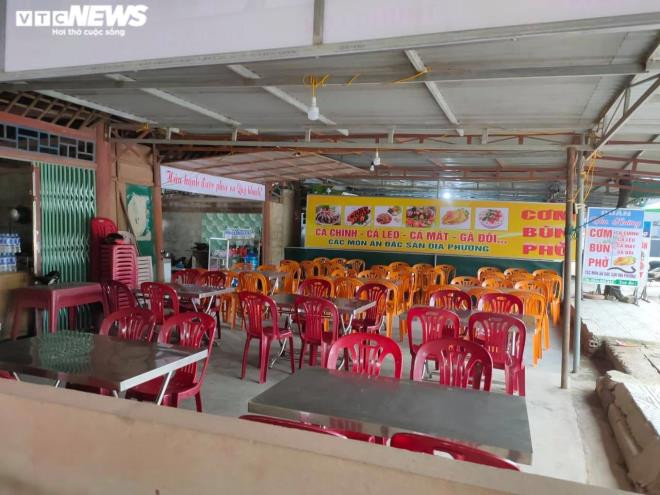 Một số quán ăn, quán nhậu tại khu vực danh thắng Phong Nha - Kẻ Bàng vẫn cố gắng mở cửa cầm cự, nhưng gần như không có khách. Nhiều chủ quán không có tiền thuê nhân viên, buộc phải đích thân ra ngoài mời chào thực khách.