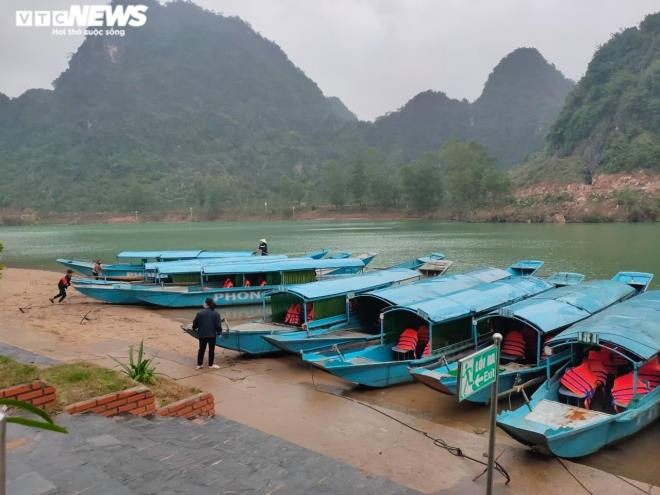 Lượng khách du lịch quá ít khiến người lao động tại khu du lịch Phong Nha – Kẻ Bàng không có việc làm. Nhiều người làm trong đội thuyền chuyên chở khách du lịch vào động Phong Nha nay phải bỏ nghề để vào TP.HCM mưu sinh.