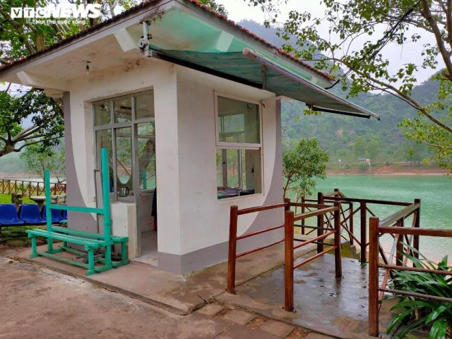 Tại điểm bán vé tham quan động Phong Nha, mọi năm khách phải xếp hàng hoặc ngồi chờ mới mua được vé để ra bến thuyền, tham quan thì nay hầu như không có ai.