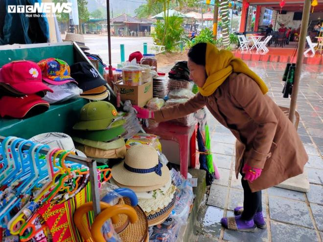 Bà Trần Thị Tâm (58 tuổi, ngụ Thị trấn Phong Nha), chủ một gian hàng bán đồ lưu niệm cho biết: “Dịp đầu năm mà khách giảm mạnh quá, dịch COVID-19 mà còn thì không biết bán cho ai. Thu nhập bây giờ chỉ còn chưa đầy 1/10 so với năm ngoái”.