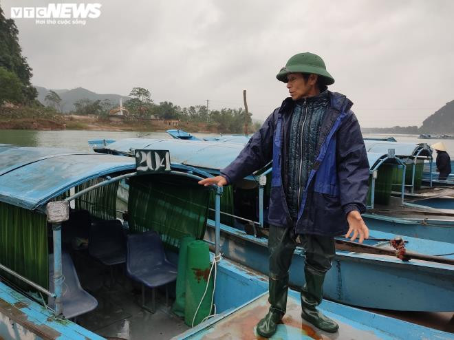 Ông Cao Văn Nghị (50 tuổi), lái thuyền ở khu du lịch cho chia sẻ: “Mấy tháng nay khách ít lắm, tôi lâu lâu mới được một chuyến đò, thu nhập cũng không đủ để trang trải cuộc sống. Bây giờ nhiều người bán thuyền hết rồi, họ bỏ nghề đi xa làm ăn hết”.