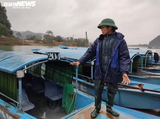 Ông Cao Văn Nghị (50 tuổi), lái thuyền ở khu du lịch cho chia sẻ: “Mấy tháng nay khách ít lắm, tôi lâu lâu mới được một chuyến đò, thu nhập cũng không đủ để trang trải cuộc sống. Bây giờ nhiều người bán thuyền hết rồi, họ bỏ nghề đi xa làm ăn hết”.