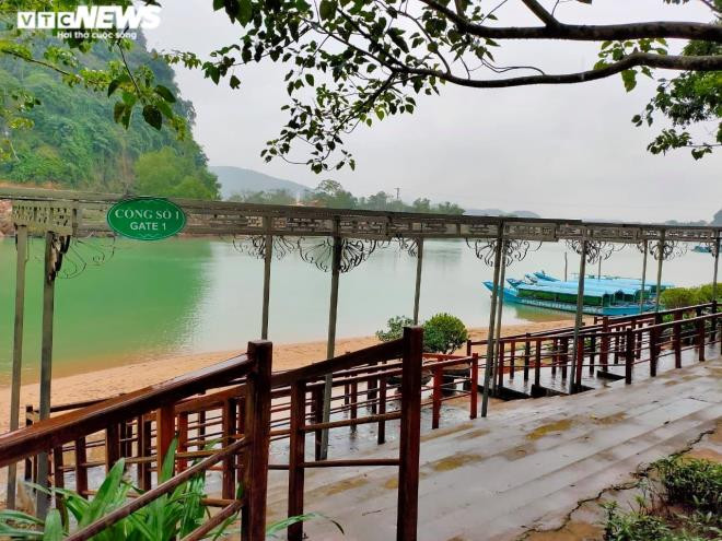 Cảnh đìu hiu, vắng khách bao phủ khắp bến thuyền tham quan động Phong Nha dịp đầu năm 2021.