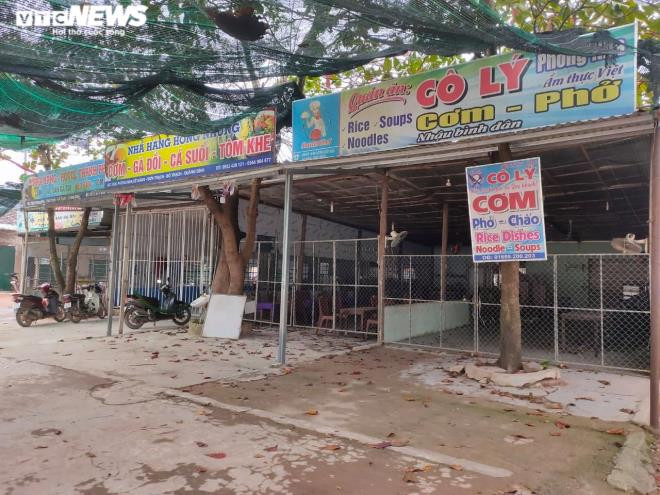 Bên ngoài, các dịch vụ ăn uống cũng chịu thiệt hại nghiêm trọng, đa số các quán ăn, quán nhậu phải tạm đóng cửa. Thậm chí, một số buộc phải cho thuê mặt bằng hoặc chuyển sang kinh doanh ngành, nghề khác.