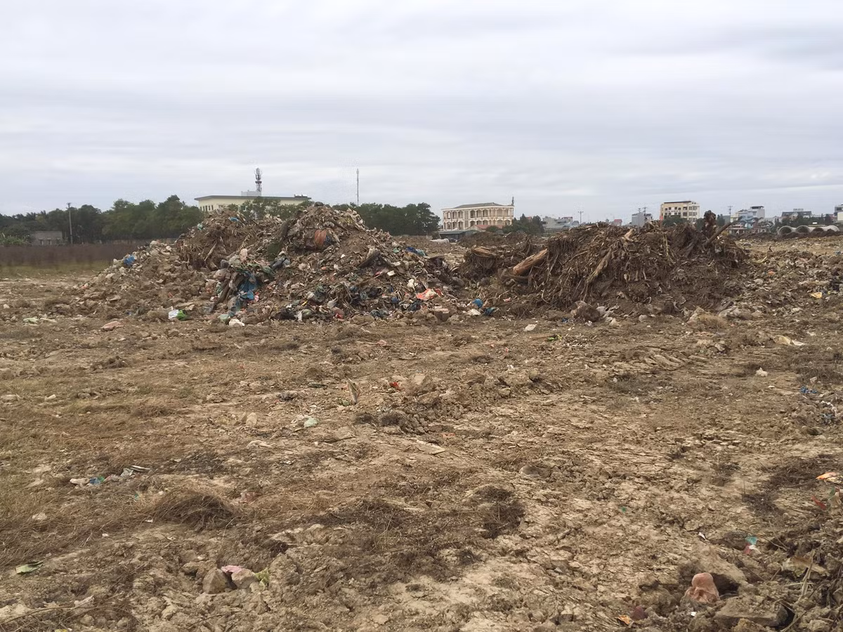 Hai Duong: Cong ty Minh Thanh “than nhien” do, chon rac thai trai phep-Hinh-7