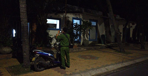  Bắt nghi phạm giết người trong quán bar: Sáng 2/1, Cơ quan CSĐT Công an tỉnh Bình Thuận đã tạm giữ Phạm Hoàng Quốc (24 tuổi, ngụ phường Phú Hài, TP Phan Thiết) để điều tra về hành vi Giết người. Khoảng 23h ngày 1/1, Trần Thanh Tiến (SN 2001, phường Phú Thủy) cùng anh ruột đang ngồi chơi trong quán bar với 2 bạn nữ. Lúc này, Phạm Hoàng Quốc bước vào quán bar, đến bàn của nhóm Tiến đang ngồi. Hai bên lời qua tiếng lại và Quốc rút dao đâm anh Tiến khiến nạn nhân bỏ chạy vào nhà vệ sinh và tử vong.