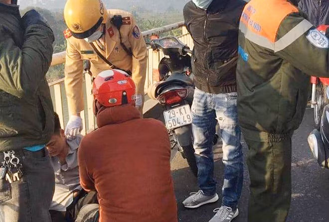  Nam thanh niên đòi nhảy cầu Chương Dương tự tử do buồn chuyện tình cảm. Một thanh niên trèo qua lan can cầu Chương Dương (Hà Nội) định tự tử vào khoảng 8h ngày 2/1. Nhận được tin báo, Đại uý Nguyễn Xuân Trường, Đội CSGT số 1 (Phòng CSGT Công an TP Hà Nội) đang trực chốt cùng tổ bảo vệ cầu đã nhanh chóng có mặt. Bằng biện pháp nghiệp vụ, đại uý Trường đã đưa được thanh niên trên rời khỏi khu vực nguy hiểm. Nam thanh niên tên B.V.T (SN 1996, ở Quảng Ninh). Bước đầu, B.V.T cho biết nguyên nhân chán đời là do buồn chán chuyện tình cảm. Ảnh: CAND