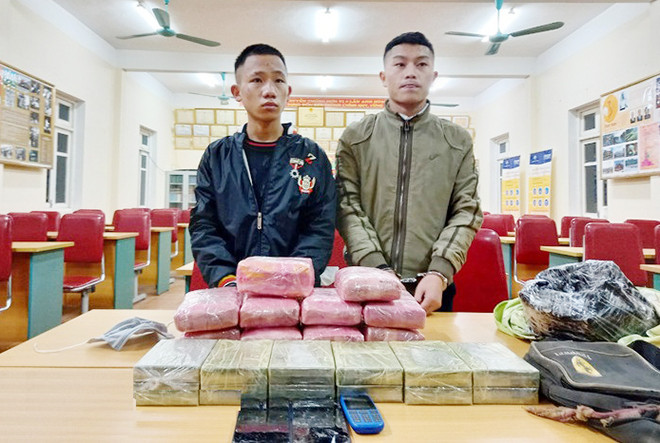  Vận chuyển 12 bánh hêroin, 54.000 viên ma túy để lấy 300 triệu đồng tiền công. Tối ngày 1/1, tại bản Noọng Dẻ (huyện Kỳ Sơn, tỉnh Nghệ An), lực lượng chức năng đã phát hiện bắt giữ 2 đối tượng gồm: Già Duy Chung, SN 2003 và Già Bá Kênh, SN 2004, cùng trú tại xã Đoọc Mạy, huyện Kỳ Sơn khi đang vận chuyển 12 bánh heroin, khoảng 54.000 viên ma túy tổng hợp, 1 kg ma túy đá. Lực lượng chức năng cũng bắt giữ Và Bá Giờ, SN 2000, trú tại bản Phà Nọi, xã Mường Típ, huyện Kỳ Sơn về hành vi vận chuyển trái phép chất ma túy. Các đối tượng khai nhận, vận chuyển số lượng ma túy trên của một người Lào, từ Nghệ An ra các tỉnh phía Bắc tiêu thụ với giá thỏa thuận 300 triệu đồng.