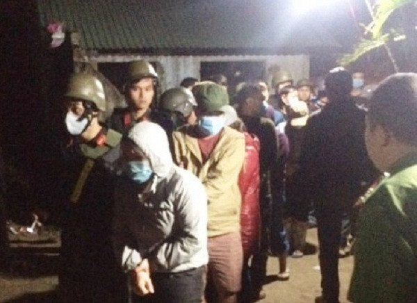  Bộ Công an triệt phá ổ đánh bạc bầu cua tôm cá. Sáng 2/1, Bộ Công an đang tiếp tục điều tra, làm rõ hành vi vi phạm pháp luật của các đối tượng tham gia đánh bạc bằng hình thức bầu cua tôm cá tại xã Phước Thuận, huyện Tuy Phước, Bình Định. Trước đó, vào lúc 16h30 ngày 1/1, các đơn vị nghiệp vụ thuộc Bộ CA đã kiểm tra và bắt quả tang 58 đối tượng cả nam lẫn nữ đang đánh bạc bằng hình thức bầu cua tôm cá tại một ngôi nhà vô chủ, thôn Phổ Trạch, xã Phước Thuận, huyện Tuy Phước. Cảnh sát thu giữ 5 ô tô, 9 mô tô, khoảng 500 triệu đồng tiền mặt và một số vật dụng khác phục vụ cho việc đánh bạc.