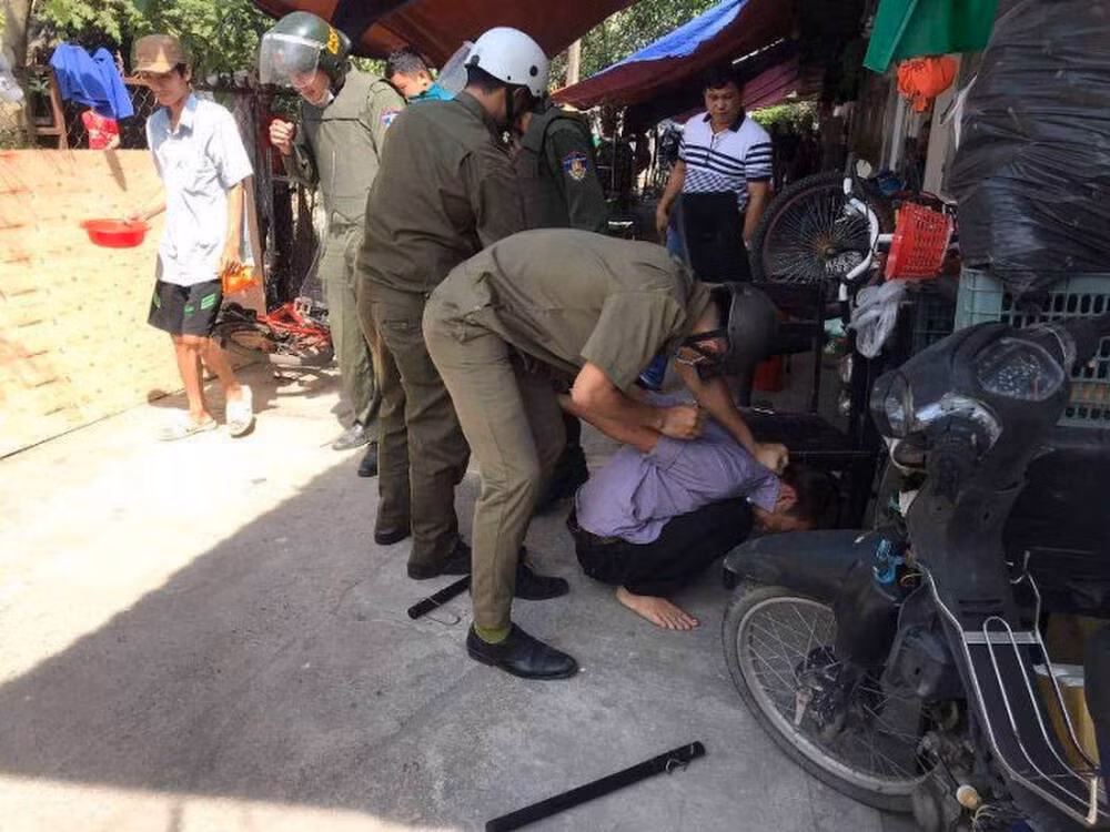 Tin nong ngay 10/1: Om binh gas doi tu sat vi me khong cho tien di choi